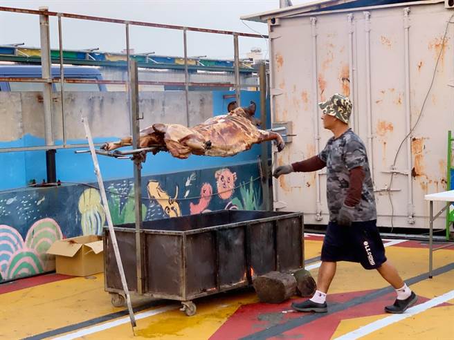 高雄凯旋青年夜市5日与市府合办「好人好市」活动雪耻，祭出促销优惠、摸彩活动，要让民眾有感。（柯宗纬摄）