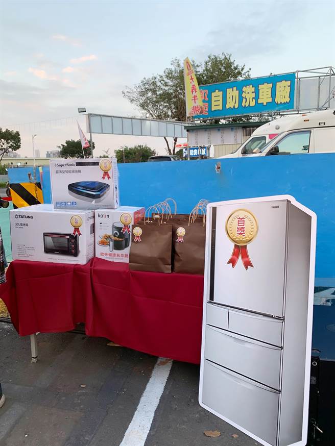 高雄凯旋青年夜市5日与市府合办「好人好市」活动雪耻，祭出促销优惠、摸彩活动，要让民眾有感。（柯宗纬摄）