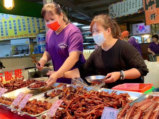 高雄凯旋青年夜市5日与市府合办「好人好市」活动雪耻，滷味摊祭出促销优惠「加1元多1件」。（柯宗纬摄）