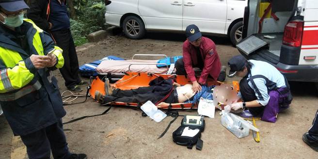 苗栗县南庄消防分队5日上午一连接获2起山域事故救援，分别有1名登山客遭落石砸伤腿部、1人昏倒失去生命迹象，消防局再次提醒民眾，登山前应准备充足的装备，并评估自身身体状况。（苗栗县消防局提供／巫静婷苗栗传真）