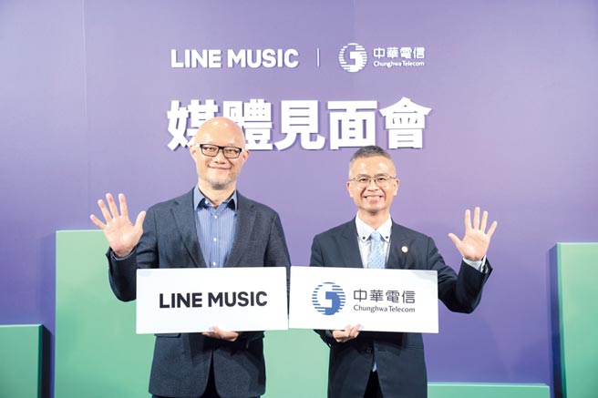 图为LINE台湾董事总经理陈立人（左）、中华电信总经理郭水义（右）。图／LINE提供
