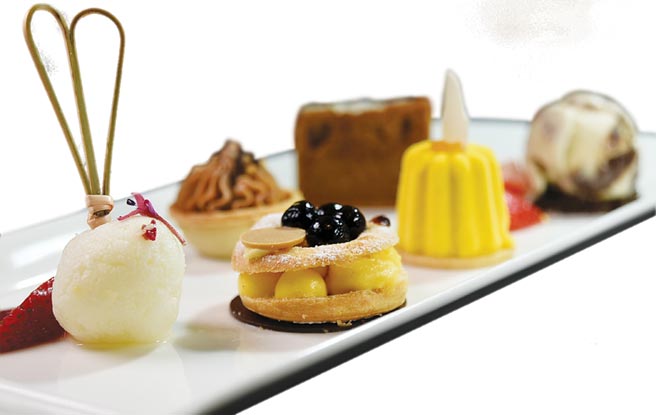 「繽紛甜點區」的甜點，多數採個人化分量製作，並以蛋糕櫃保鮮。圖／姚舜