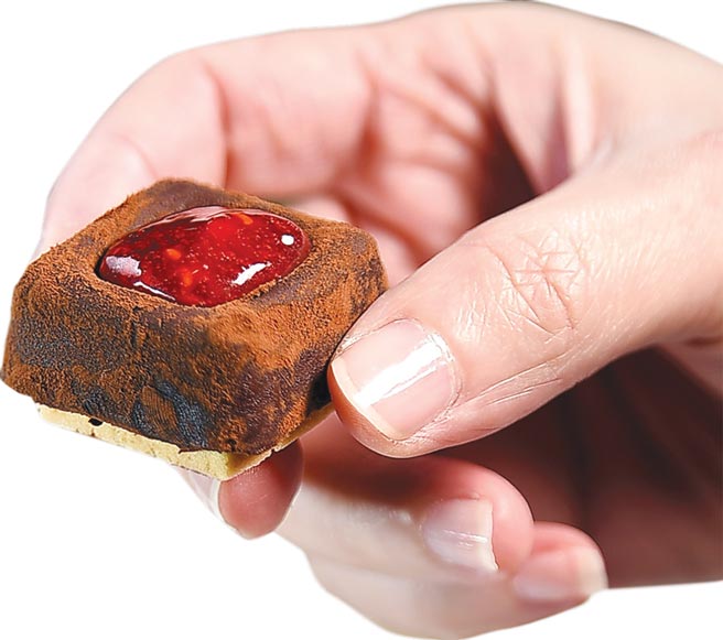 〈森永生巧克力〉是以香脆餅乾作基底，鋪上以森永60％可可、鮮奶油製成的生巧克力磚及酸甜覆盆莓醬，形成酸甜芬香的大人味巧克力。圖／姚舜