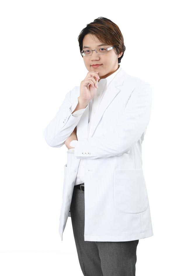 陈伟格小檔案◆现任：◎彰化基督教医院耳鼻喉暨  头颈部主治医师◆学歷：◎高雄医学大学医学系◎美国Emory University  Hospital耳科进修◎美国House耳科中心进修◆经歷：◎彰化基督教医院耳鼻喉暨头颈部总医师◎台湾耳鼻喉暨头颈外科专科医师◎台北振兴医院嗓音中心进修◎美国匹兹堡大学医院嗓音中心 访问学者◎美国匹兹堡大学医院耳科中心 访问学者图／彰化基督教医院