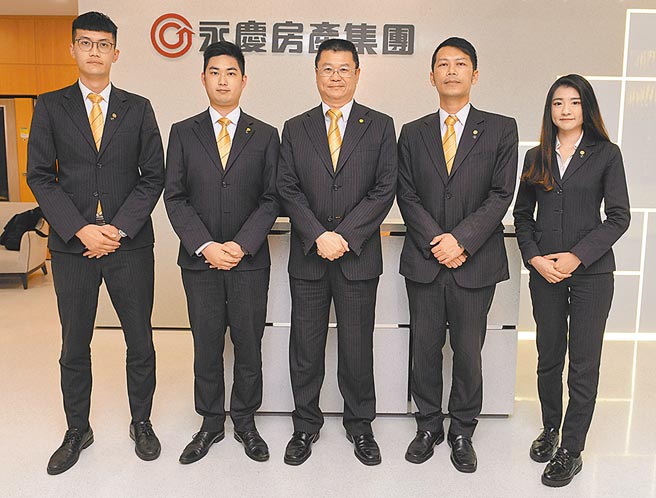永庆房屋集团业务总经理叶凌棋（中）落实「先诚实．再成交」信念，提供实在的资讯与服务。图／王德为