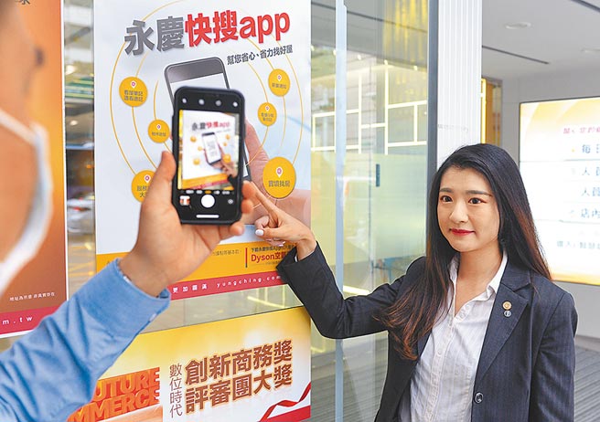 永庆房屋运用创新思维与科技工具，带领台湾房仲业进入「行动看屋时代」。图／王德为