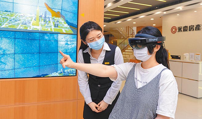 面对疫情衝击，永庆以创新科技超前部署，推出「实境Live赏屋」服务。图／王德为