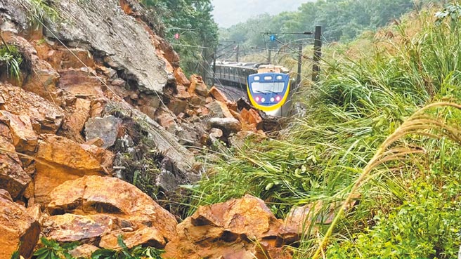 台铁新北瑞芳至猴硐路段，因雨造成坍方3日才恢復通行，4日再度发生边坡崩塌，大量土石将铁轨掩埋，一辆载运上百名旅客的区间列车急停在30公尺外，怵目惊心。（吴康玮摄）