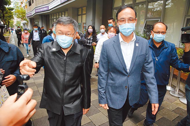 前新北市长朱立伦（右）昨办活动邀台北市长柯文哲（左）与会，针对猪肉进口商宣誓不进莱猪，苏揆指乐观其成，两人异口同声指现在感觉像无政府，畏首畏尾。（杜宜谙摄）