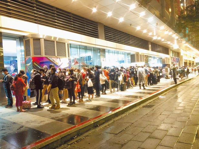 台北市府转运站涌入大批返乡人潮，挤爆候车月台。（张薷摄）