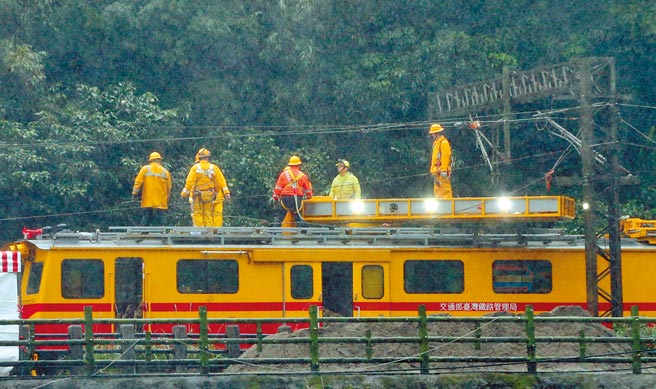 因连日大雨，台铁瑞芳至猴硐间才刚修復的边坡，4日再度大片滑落，导致台铁树林往宜兰、花莲及台东的路线中断，台铁工作人员在坍方现场全力抢通。（赵双杰摄）