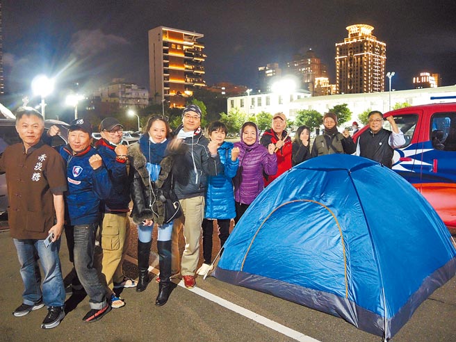 來自全台各地關心台灣未來的民眾4日晚間聚集在新竹市北大路停車場，寒風中紮營守夜要守護台灣。（邱立雅攝）