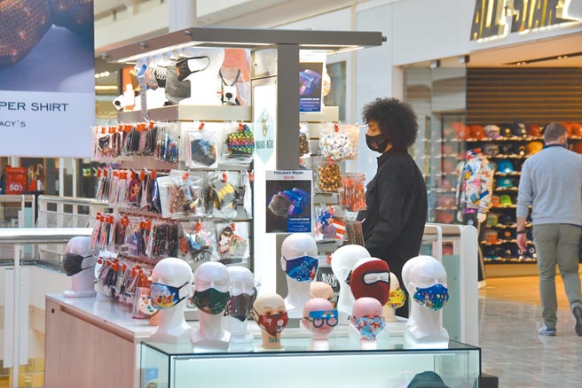 美国首都所在的大华府地区一处商场，一名顾客正在选购口罩。美国新冠疫情依旧严峻，确诊人数3日累计突破1411万人，死亡人数超过27.6万人。总统当选人拜登3日接受CNN专访时，呼吁美国民眾在他就职前100天戴上口罩。（中新社）