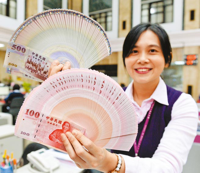 随着国际美元指数下滑，台北外匯市场新台币兑美元匯率4日收盘28.521元，升值1.47角，创23年来新高。（本报资料照片）