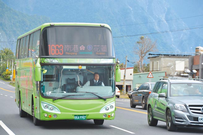 为了疏运旅客并防塞车，公路总局公布，元旦假期北花客运来回享有400元优惠，到花莲租车也有优惠。（王志伟摄）