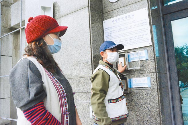 自救会长陈相彤（按铃者）与总干事宋虹仪以及多名族人，昨到地检署按铃控告地热业者涉偽造文书。（王志伟摄）