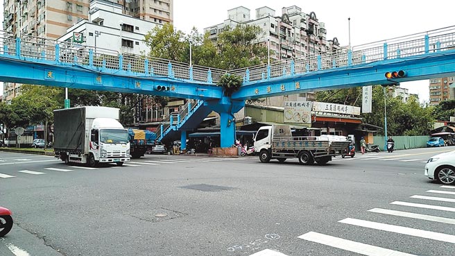 三峡区光明陆桥使用率低，区公所明年初拟试办封闭陆桥1个月，若无人反弹，将向上呈报拆除。（新北市议员苏泓钦提供／蔡雯如新北传真）