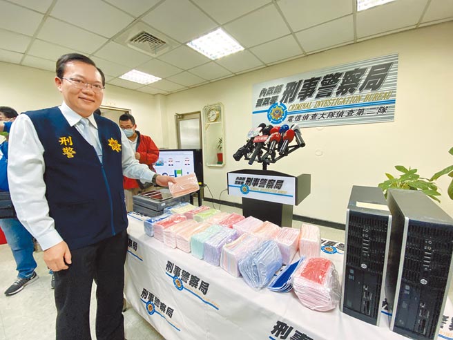 刑事局电信侦查大队4日侦破制造贩售偽劣医疗口罩，查获口罩成品440箱，偽劣口罩达115万片，可能有数万片流入市面。（卢金足摄）