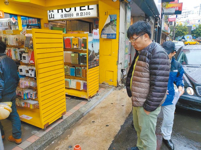 桃園市議員彭俊豪接獲商家陳情，指中壢站前圍籬拆除後，未將騎樓抿石子鋪面復原，水泥修補痕跡乍看之下如「狗皮膏藥」。（翻攝照片／黃婉婷桃園傳真）