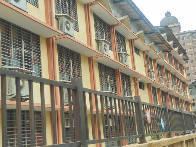 中央推动班班有冷气政策，有老师期盼利用冬天赶快改善电路系统，能赶在明年夏天启用。（赖佑维摄）