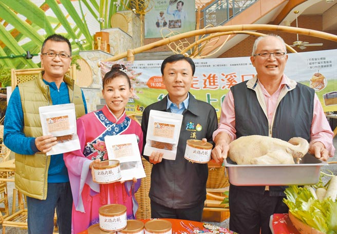 嘉义县溪口乡火鸡饲养业者蔡世纬（右一）、陈采甄（左二）夫妻 因疫情关系求转型，目前已开发出火鸡肉松、肉条等产品，并在溪口乡长孙维聪（右二）支持下，将在「稻田上的飨宴」活动试水温。（吕妍庭摄）