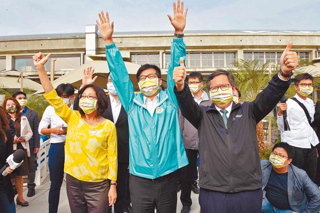 桃园市长郑文灿（右）4日下午到高雄市参访亚洲新湾区和了解高雄市有关5GAIoT的布局，高雄市长陈其迈（中）和郑文灿搭游艇，一览整个亚湾区及港区活化亮眼成果。（刘宥廷摄）