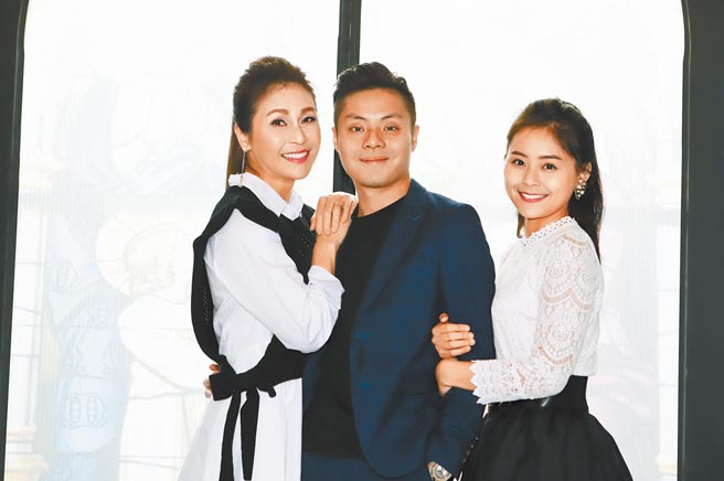 梁佑南（左起）昨与龙凤胎儿女方璇、方琦分享投资餐酒馆心情。（民视提供）