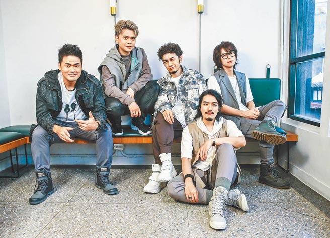 「七月半」由5位人气YouTuber组成，包括吉他手蔡哥（左起）、主唱蔡阿嘎、吉他手马叔叔、鼓手廉杰克曼（下）、贝斯手兼团长HowHow。（粘耿豪摄）