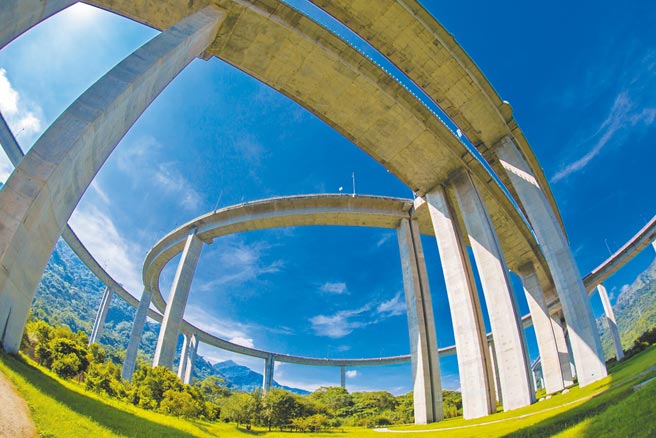 位于南投县国姓乡的「桥耸云天」堪称国道最美绝景。