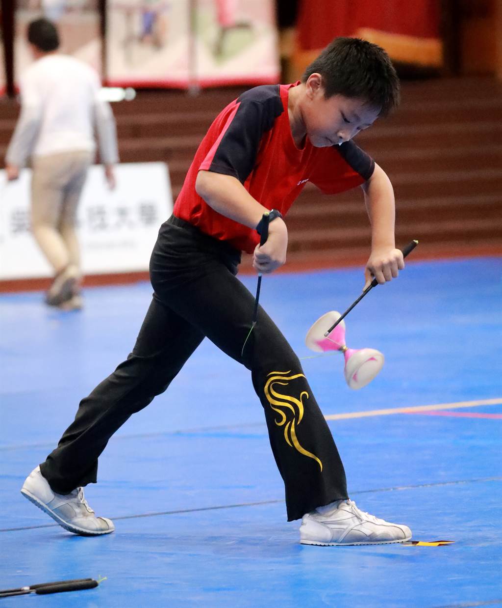 後龍國小王喆是今年的國小組「繞腳競速賽」的「人體電動馬達」。（照片提供：臺南大學/陳俊文攝）