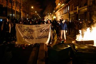 抗議整體安全法 巴黎連兩週末示威爆警民衝突