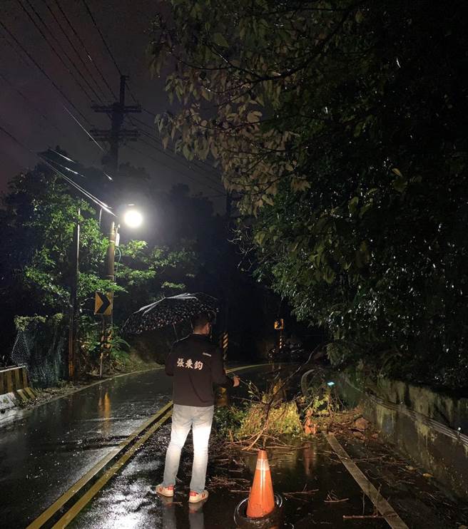 基隆安中產業道路夜半土石崩落，議員憂民眾迎面撞上，清晨急揪單位排除。（張秉鈞提供／吳康瑋基隆報導）