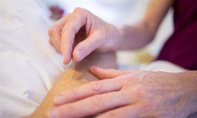 肺阻塞咳不停、喘吁吁的患者，可以考虑找中医针灸4穴位，可改善症状。(示意图/Pixabay)