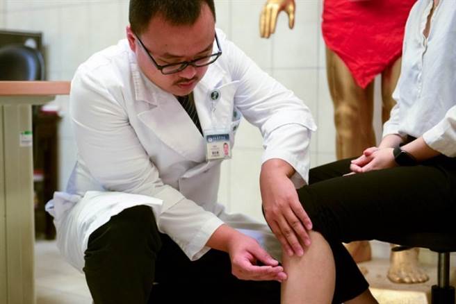 台北慈济医院中医师谢伯骏示范针灸膝盖下约四横指的「足三里」穴，作用为增强肌肉力量。(图/台北慈济医院、康健杂志提供)