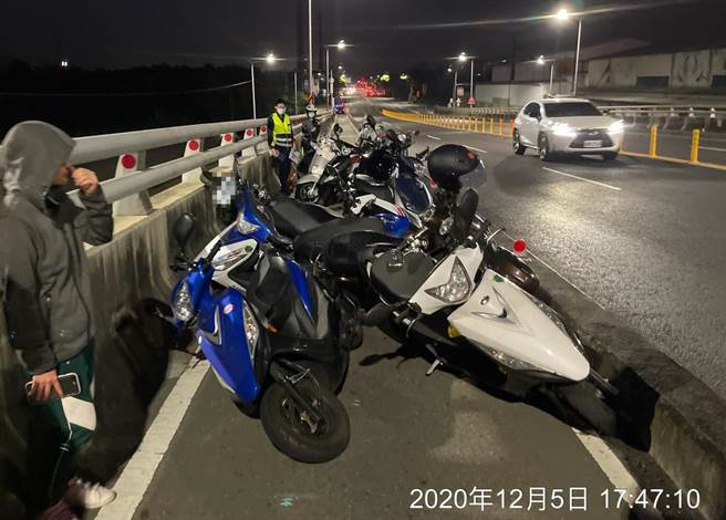 高雄路竹竹湖橋13機車追撞2人受傷 社會 中時