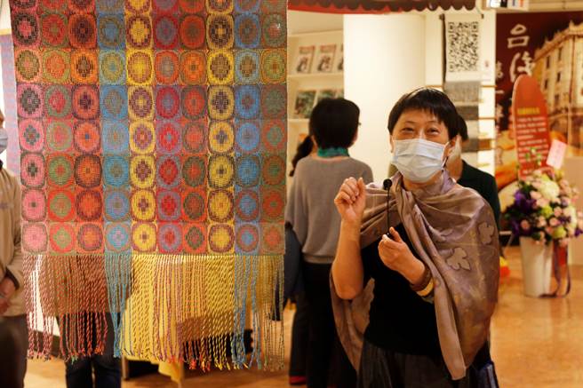 陈如萍「色彩．游」手织创作，玩出色彩新高度。（裕珍馨文化基金会提供／陈淑娥台中传真）