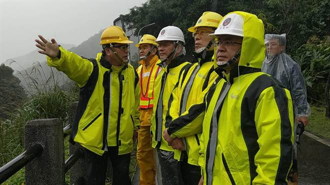 交通部长林佳龙6日到场现勘。（翻摄照片／陈彩玲基隆传真）