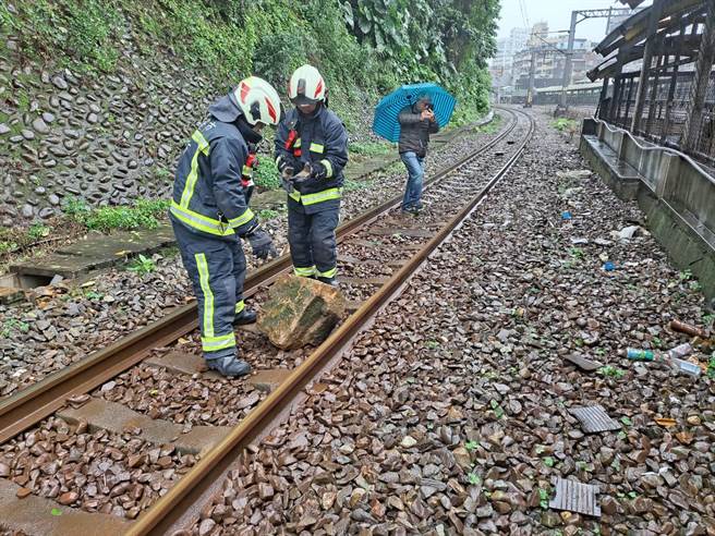 6日上午三坑火車站往基隆方向，有一顆約70公斤石頭掉落鐵道。（基隆市消防局提供／陳彩玲基隆傳真）