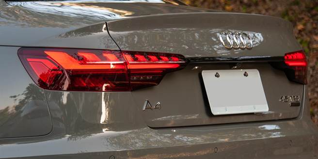 车尾有个兼具空气力学功能的小鸭尾。（陈大任摄）