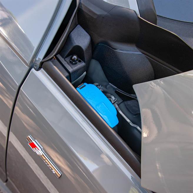 雨刷水加注口位于引擎室最内侧，靠近A柱的位置。（陈大任摄）