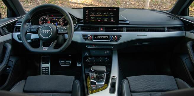 仪表控台精致豪华，附加有Quattro饰板。（陈大任摄）