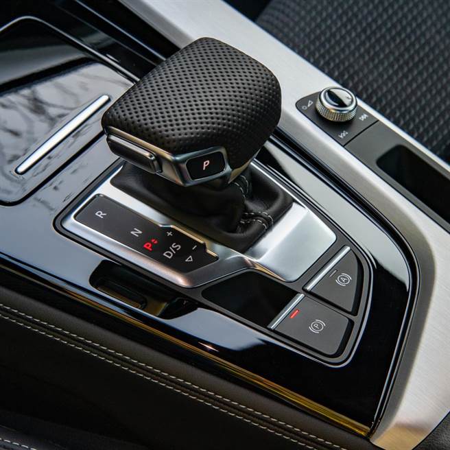 棑檔杆造型特殊，上方包覆的孔状皮革质感佳。（陈大任摄）