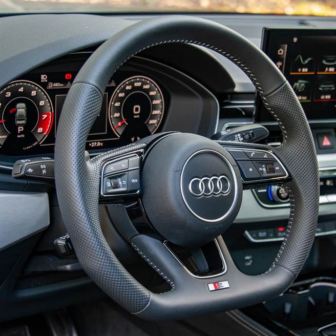 平底式方向盘有着绝佳的握感。（陈大任摄）