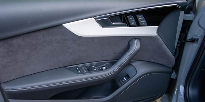 车内饰板的搭配相当有层次感。（陈大任摄）