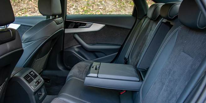 后座虽可坐3人，但以两人乘坐最舒适。（陈大任摄）