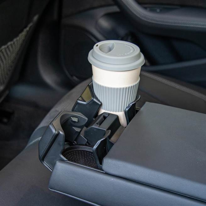 中央扶手有置杯架。（陈大任摄）