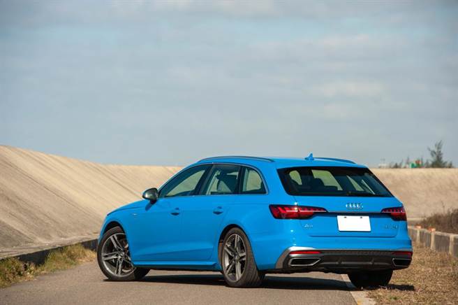 车尾是最美的视角，动态指示方向灯功能的LED尾灯组更是一大「亮」点，售价230万元起。（陈大任摄）