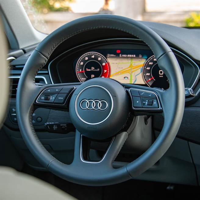 三幅式多功能方向盘。（陈大任摄）