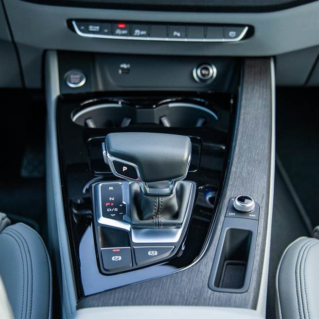 排檔座布局採取不对称的设计。（陈大任摄）