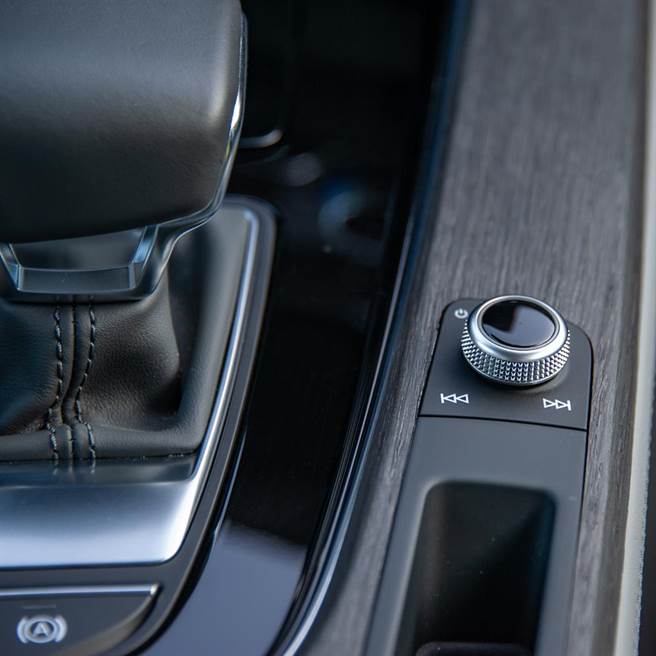 音响旋钮做工精细。（陈大任摄）